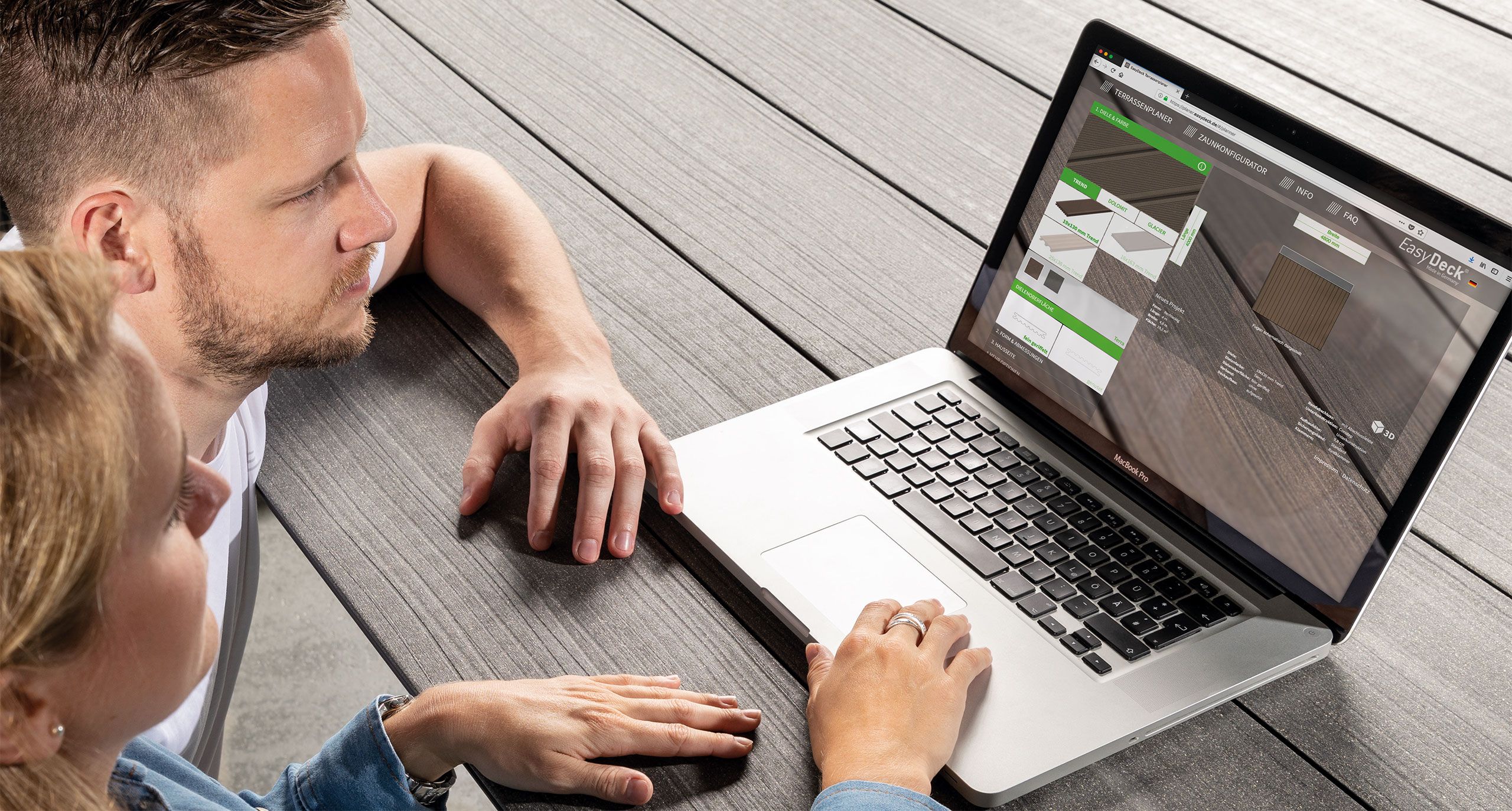 2 Menschen betrachten einen Laptop-Bildschirm und planen online eine Terrasse